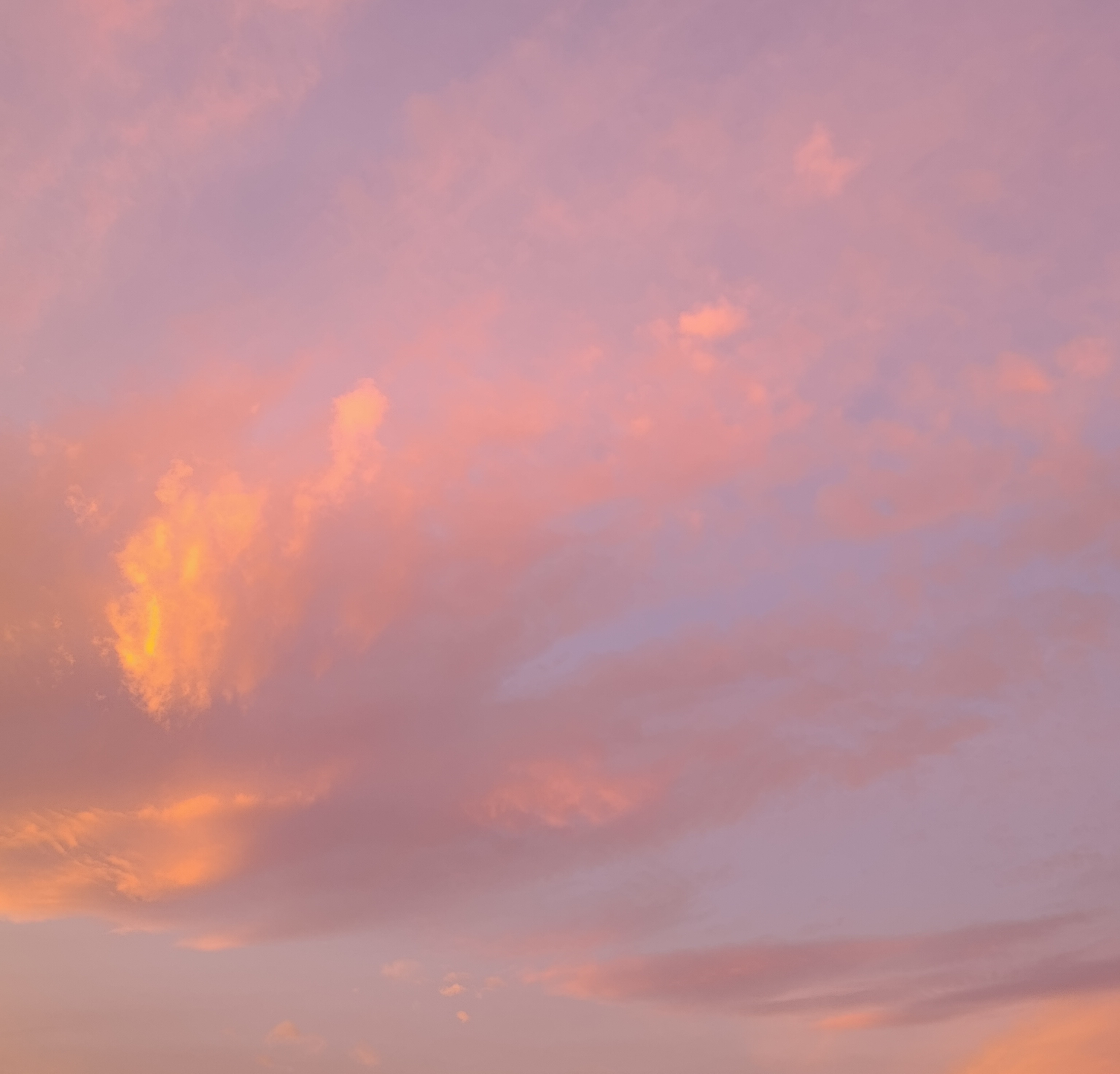 Nuvole rosa e arancio al tramonto.